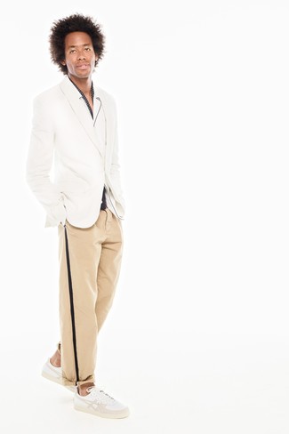 Какие пиджаки носить с белой рубашкой с длинным рукавом в 20 лет мужчине в стиле смарт-кэжуал: Пиджак и белая рубашка с длинным рукавом — неотъемлемые вещи в классическом мужском гардеробе. Белые кожаные низкие кеды позволят сделать лук не таким строгим.