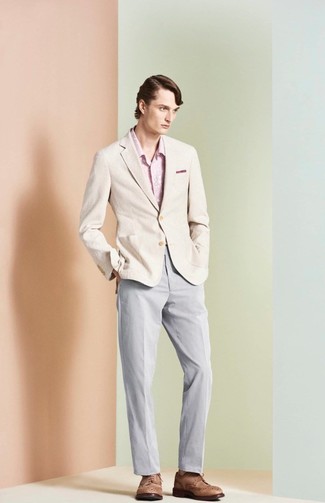 Модный лук: бежевый пиджак, розовая рубашка с длинным рукавом с цветочным принтом, серые брюки чинос, коричневые кожаные броги