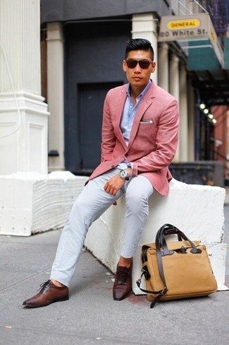 С чем носить коричневые кожаные оксфорды в теплую погоду в стиле смарт-кэжуал: Розовый пиджак в сочетании с белыми брюками чинос — прекрасный пример непринужденного офисного стиля для джентльменов. Боишься выглядеть неаккуратно? Заверши этот лук коричневыми кожаными оксфордами.