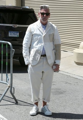 Как Nick Wooster носит Белый льняной пиджак, Голубая рубашка с длинным рукавом, Бежевые льняные брюки чинос, Белые низкие кеды