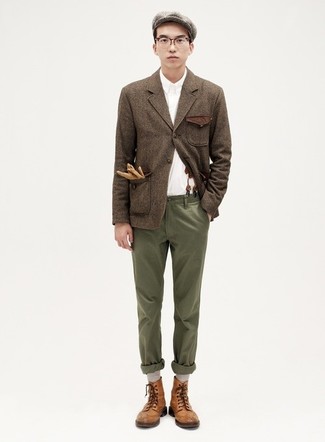 Модный лук: коричневый шерстяной пиджак, белая рубашка с длинным рукавом, оливковые брюки чинос, коричневые кожаные повседневные ботинки