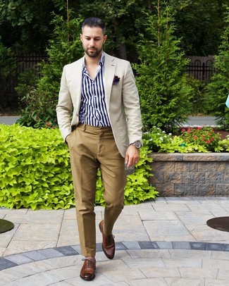Как носить брюки чинос с оксфордами: Бежевый пиджак в сочетании с брюками чинос может стать превосходным луком для офиса. Завершив лук оксфордами, можно получить занятный результат.