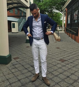 Какие монки носить с белыми брюками чинос: Сочетание темно-синего пиджака и белых брюк чинос — необыденный вариант для молодых людей, работающих в офисе. Этот лук обретет свежее прочтение в тандеме с монками.