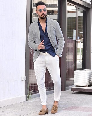 Какие брюки чинос носить с белым пиджаком лето в стиле смарт-кэжуал: Белый пиджак и брюки чинос — отличный вариант для воплощения мужского образа в стиле smart casual. Завершив образ светло-коричневыми замшевыми лоферами с кисточками, получим неожиданный результат. В таком ансамбле ты будешь чувствовать себя максимально комфортно в жаркий день.
