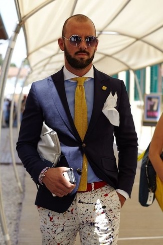 С чем носить желтый вязаный галстук мужчине в теплую погоду: Комбо из темно-синего пиджака и желтого вязаного галстука поможет воплотить строгий деловой стиль.