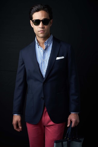 С чем носить темно-синий пиджак в 30 лет мужчине в стиле смарт-кэжуал: Темно-синий пиджак и красные брюки чинос позволят составить необыденный мужской ансамбль для работы в офисе.
