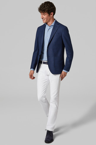 Модный лук: темно-синий пиджак, голубая рубашка с длинным рукавом, белые брюки чинос, темно-синие замшевые ботинки дезерты