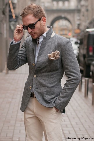 Как носить светло-коричневые брюки чинос с серым пиджаком в теплую погоду: Сочетание серого пиджака и светло-коричневых брюк чинос — незаезженный вариант для офиса.