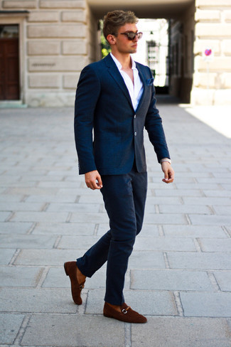 С чем носить синий шерстяной пиджак в клетку в 20 лет мужчине в стиле смарт-кэжуал: Синий шерстяной пиджак в клетку и темно-синие шерстяные брюки чинос помогут создать необычный мужской образ для офиса. Теперь почему бы не привнести в повседневный образ толику элегантности с помощью коричневых замшевых лоферов?