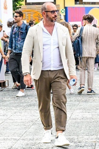 С чем носить часы за 40 лет мужчине в стиле смарт-кэжуал: Бежевый пиджак и часы — классная формула для воплощения приятного и функционального образа. Такой образ обретает свежее прочтение в сочетании с белыми кожаными низкими кедами.