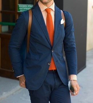 С чем носить оранжевый галстук в 30 лет мужчине в стиле смарт-кэжуал: Несмотря на то, что этот образ кажется довольно сдержанным, лук из темно-синего пиджака и оранжевого галстука приходится по вкусу джентльменам, а также пленяет сердца прекрасных дам.