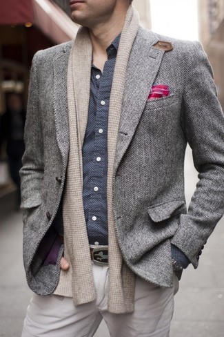 С чем носить светло-коричневый шарф в 30 лет мужчине: Для выходного дня в компании друзей отлично подойдет сочетание серого шерстяного пиджака с узором "в ёлочку" и светло-коричневого шарфа.