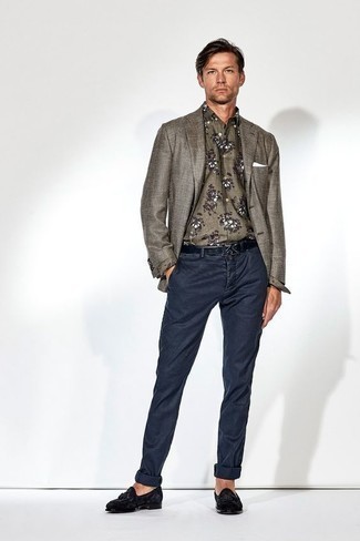Модный лук: оливковый пиджак, оливковая рубашка с длинным рукавом с цветочным принтом, темно-синие брюки чинос, черные замшевые лоферы с кисточками