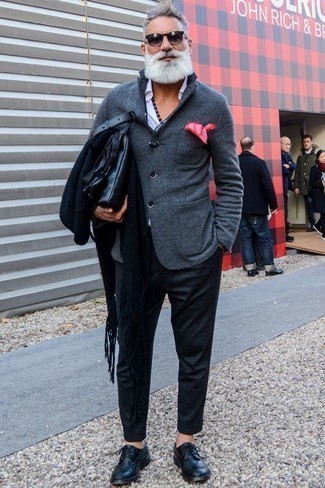 Как носить темно-серый вязаный пиджак с черными брюками чинос за 50 лет в стиле смарт-кэжуал: Если ты принадлежишь к той немногочисленной категории парней, способных неплохо ориентироваться в модных тенденциях, тебе полюбится тандем темно-серого вязаного пиджака и черных брюк чинос. Любишь эксперименты? Заверши образ черными кожаными туфлями дерби.