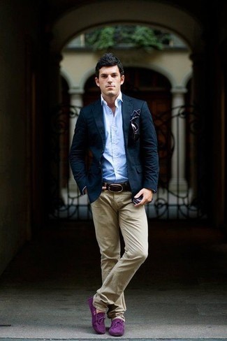 Как носить голубую рубашку с длинным рукавом с темно-синим пиджаком в 30 лет мужчине: Комбо из темно-синего пиджака и голубой рубашки с длинным рукавом — незаезженный выбор для работы в офисе. Разбавить образ и добавить в него толику классики помогут пурпурные замшевые лоферы с кисточками.