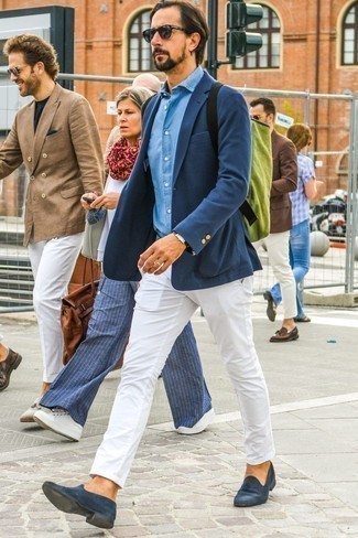 С чем носить темно-синий пиджак в 30 лет мужчине в стиле смарт-кэжуал: Скопировать такой лук из темно-синего пиджака и белых брюк чинос нетрудно, главное - помнить о правильных пропорциях. Любители экспериментировать могут дополнить образ темно-синими замшевыми лоферами, тем самым добавив в него толику изысканности.