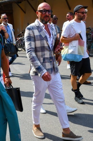 Какие пиджаки носить с бежевыми слипонами мужчине: Дуэт пиджака и белых брюк чинос — образец современного стиля в большом городе. Этот образ неплохо дополнят бежевые слипоны.