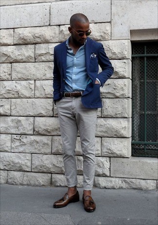 С чем носить темно-синий пиджак в 30 лет мужчине в стиле смарт-кэжуал: Если ты приписываешь себя к той немногочисленной категории молодых людей, ориентирующихся в модных тенденциях, тебе понравится сочетание темно-синего пиджака и серых брюк чинос. Думаешь сделать лук немного строже? Тогда в качестве дополнения к этому ансамблю, стоит обратить внимание на темно-коричневые кожаные лоферы с кисточками.