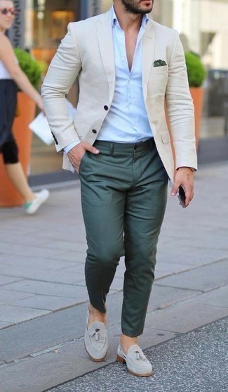 Какие лоферы носить с темно-зелеными брюками чинос в теплую погоду: Бежевый пиджак и темно-зеленые брюки чинос — беспроигрышный вариант для рабочего ансамбля на каждый день. Теперь почему бы не привнести в повседневный лук чуточку стильной строгости с помощью лоферов?