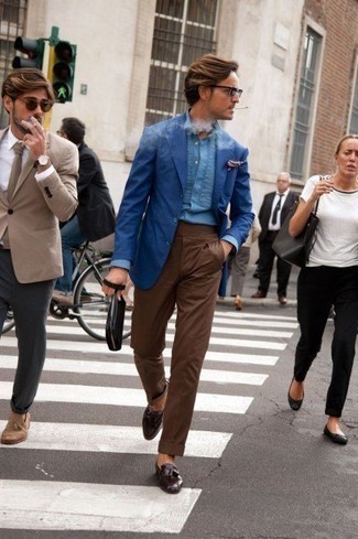 Как носить синий пиджак с коричневыми брюками чинос в стиле смарт-кэжуал: Синий пиджак в сочетании с коричневыми брюками чинос — идеальный офисный вариант для парней. Очень органично здесь выглядят темно-красные кожаные лоферы с кисточками.
