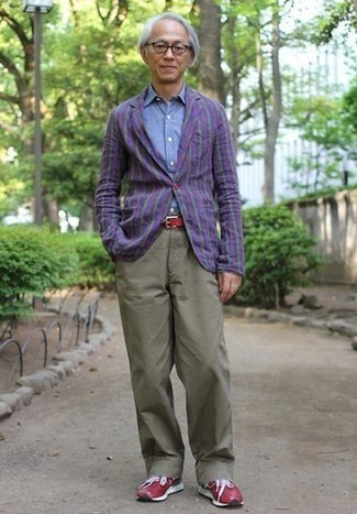 С чем носить темно-пурпурный пиджак в вертикальную полоску мужчине лето: Темно-пурпурный пиджак в вертикальную полоску и оливковые брюки чинос — хороший вариант для поклонников стиля смарт-кэжуал. Смелые молодые люди закончат лук красными кроссовками. Подобный лук смотрится очень эффектно и по-летнему.