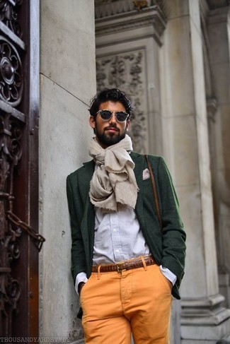 С чем носить светло-коричневый шарф в 30 лет мужчине: Если ты запланировал суматошный день, сочетание темно-зеленого шерстяного пиджака и светло-коричневого шарфа поможет создать функциональный лук в непринужденном стиле.
