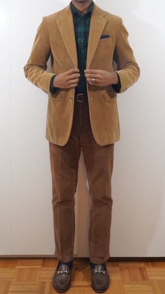 С чем носить бежевый вельветовый пиджак в 30 лет мужчине лето: Бежевый вельветовый пиджак и коричневые брюки чинос позволят составить гармоничный модный образ. Не прочь привнести в этот наряд немного нарядности? Тогда в качестве обуви к этому образу, обрати внимание на темно-коричневые кожаные лоферы. Вышел прекрасный летний вариант для повседневного образа.