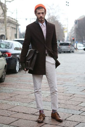 С чем носить темно-коричневые кожаные туфли дерби в 30 лет в теплую погоду в стиле смарт-кэжуал: Если ты приписываешь себя к той немногочисленной группе джентльменов, неплохо ориентирующихся в модных тенденциях, тебе подойдет тандем темно-коричневого шерстяного пиджака и белых брюк чинос. Этот образ обретает новое прочтение в сочетании с темно-коричневыми кожаными туфлями дерби.