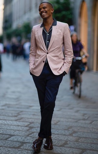 Как носить розовый пиджак с темно-синими брюками чинос в 30 лет: Розовый пиджак и темно-синие брюки чинос стильно вписываются в гардероб самых избирательных молодых людей. Любители экспериментировать могут закончить лук темно-красными кожаными оксфордами, тем самым добавив в него толику строгости.