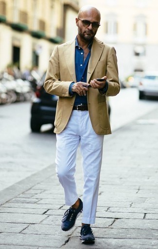 Как носить кроссовки с пиджаком за 40 лет мужчине лето в стиле кэжуал: Тандем пиджака и белых брюк чинос позволит реализовать в твоем образе городской стиль современного мужчины. Дополни образ кроссовками, если не хочешь, чтобы он получился слишком вычурным. Подобное сочетание одежды будет настоящим спасением, если на улице нестерпимая жара.