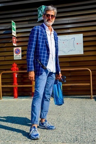 С чем носить бело-коричневую рубашку с длинным рукавом за 50 лет мужчине в стиле кэжуал: Бело-коричневая рубашка с длинным рукавом и синие брюки чинос будет отличной идеей для непринужденного повседневного ансамбля. Этот лук прекрасно закончат синие кроссовки.