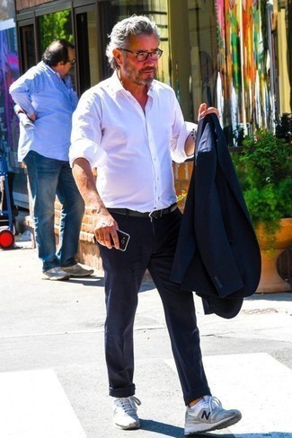Как носить рубашку с длинным рукавом с пиджаком за 50 лет мужчине в теплую погоду: Если ты принадлежишь к той немногочисленной категории мужчин, которые каждый день стараются смотреться безукоризненно стильно, тебе подойдет сочетание пиджака и рубашки с длинным рукавом. Подбирая обувь, можно немного пофантазировать и закончить образ серыми кроссовками.