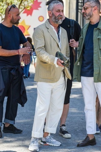 Какие кроссовки носить с белой рубашкой с длинным рукавом за 60 лет мужчине: Белая рубашка с длинным рукавом и белые брюки чинос — замечательный вариант для несложного, но модного мужского ансамбля. Завершив образ кроссовками, ты привнесешь в него немного динамичности.