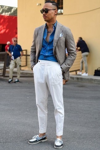 Как носить синюю рубашку с длинным рукавом из шамбре с темно-серым пиджаком мужчине лето в стиле смарт-кэжуал: Сочетание темно-серого пиджака и синей рубашки с длинным рукавом из шамбре позволит выглядеть аккуратно, но при этом выразить твой личный стиль. Чтобы лук не получился слишком вычурным, можно завершить его разноцветными топсайдерами из плотной ткани. Пережить изнуряющий летний зной в таком луке несомненно проще.
