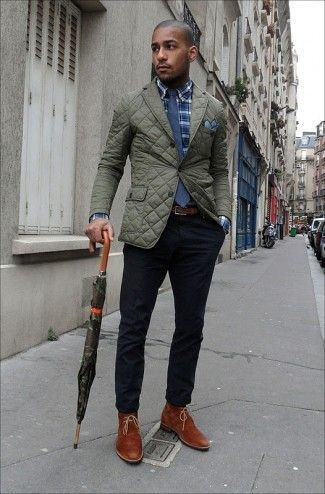 Какие рубашки с длинным рукавом носить с темно-зеленым пиджаком мужчине в теплую погоду в стиле смарт-кэжуал: Если ты из той когорты мужчин, которые одеваются с иголочки, тебе подойдет сочетание темно-зеленого пиджака и рубашки с длинным рукавом. Такой лук легко приспособить к повседневным нуждам, если закончить его табачными замшевыми ботинками дезертами.