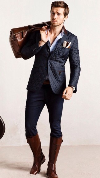 С чем носить темно-синий стеганый пиджак мужчине в стиле смарт-кэжуал: Если ты принадлежишь к той категории парней, которые разбираются в моде, тебе полюбится образ из темно-синего стеганого пиджака и темно-синих брюк чинос. Опасаешься выглядеть несолидно? Закончи этот образ коричневыми кожаными сапогами до колена.