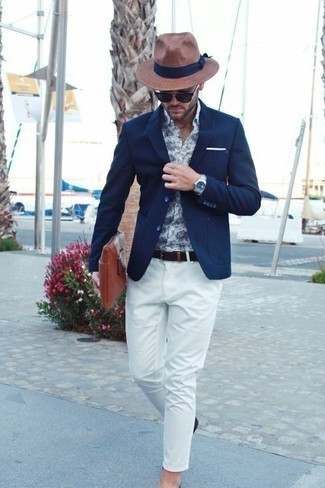 Модный лук: темно-синий пиджак, бело-темно-синяя рубашка с длинным рукавом с принтом, белые брюки чинос, коричневый кожаный мужской клатч