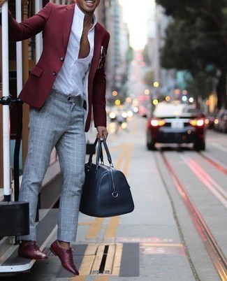 С чем носить темно-синюю кожаную дорожную сумку в 20 лет мужчине лето в стиле смарт-кэжуал: Если ты ценишь удобство и функциональность, темно-красный пиджак и темно-синяя кожаная дорожная сумка — превосходный вариант для стильного повседневного мужского образа. Что же до обуви, можешь отдать предпочтение классическому стилю и выбрать темно-красные кожаные оксфорды. Такое сочетание вещей обеспечивает тебе комфорт в знойную погоду и удобство в ношении.