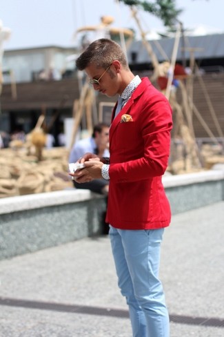 Модный лук: красный хлопковый пиджак, белая рубашка с длинным рукавом в горошек, голубые брюки чинос, голубой галстук