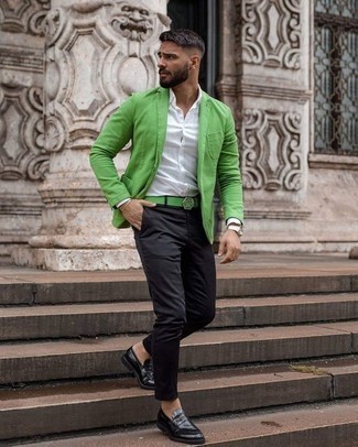 С чем носить зеленый пиджак мужчине в теплую погоду: Зеленый пиджак и черные брюки чинос позволят составить интересный мужской лук для офиса. Такой лук легко получает свежее прочтение в паре с черными кожаными лоферами.