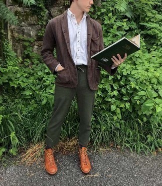 Модный лук: коричневый шерстяной пиджак, белая рубашка с длинным рукавом, темно-зеленые брюки чинос, табачные кожаные повседневные ботинки