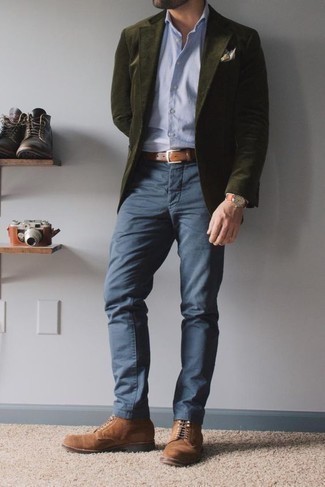 С чем носить табачные замшевые повседневные ботинки в 30 лет мужчине в теплую погоду: Оливковый вельветовый пиджак и темно-синие брюки чинос помогут создать необыденный мужской образ для рабочего дня в офисе. Что же до обуви, табачные замшевые повседневные ботинки — наиболее уместный вариант.