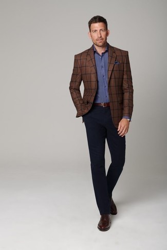 Какие брюки чинос носить с коричневым пиджаком за 40 лет лето в стиле смарт-кэжуал: Коричневый пиджак в паре с брюками чинос поможет подчеркнуть твой оригинальный личный стиль и выигрышно выделиться из толпы. Любители экспериментировать могут дополнить лук темно-красными кожаными оксфордами, тем самым добавив в него толику строгости. Само собой разумеется, такой лук будет прекрасной идеей для солнечной погоды.