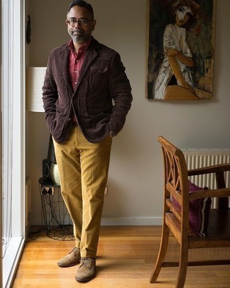 Какие броги носить с темно-коричневым пиджаком в 30 лет: Любишь выглядеть дорого? Тогда ансамбль из темно-коричневого пиджака и горчичных брюк чинос - это то, что тебе нужно. Теперь почему бы не привнести в повседневный лук чуточку стильной строгости с помощью брогов?