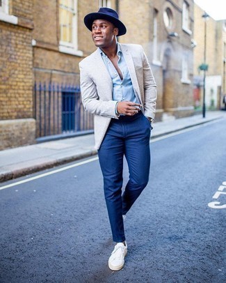 Какие низкие кеды носить с серым пиджаком мужчине в теплую погоду в стиле смарт-кэжуал: Ансамбль из серого пиджака и синих брюк чинос позволит выглядеть по моде, а также выразить твою индивидуальность. Если ты любишь поэкспериментировать, на ноги можно надеть низкие кеды.