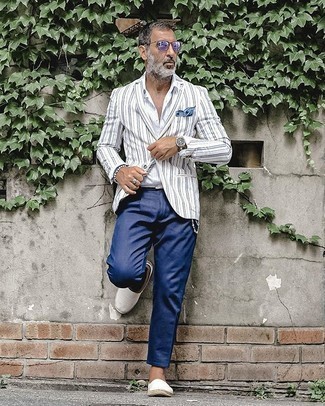 Какие рубашки с длинным рукавом носить с бело-темно-синим пиджаком за 50 лет мужчине: Если ты приписываешь себя к той немногочисленной категории молодых людей, способных неплохо ориентироваться в том, что стильно, а что нет, тебе придется по вкусу ансамбль из бело-темно-синего пиджака и рубашки с длинным рукавом. Ты можешь легко адаптировать такой лук к повседневным делам, надев белыми эспадрильями из плотной ткани.