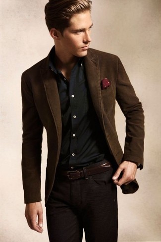 Как носить темно-коричневый пиджак с темно-коричневыми брюками чинос лето в стиле смарт-кэжуал: Если ты принадлежишь к той когорте джентльменов, которые любят выглядеть по моде, тебе понравится лук из темно-коричневого пиджака и темно-коричневых брюк чинос. Замечательный выбор на теплые летние дни.