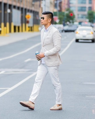 Как носить белую рубашку с длинным рукавом с бежевым пиджаком в 30 лет мужчине в стиле смарт-кэжуал: Если ты принадлежишь к той немногочисленной группе парней, неплохо ориентирующихся в моде, тебе полюбится дуэт бежевого пиджака и белой рубашки с длинным рукавом. Любители модных экспериментов могут завершить лук бежевыми замшевыми лоферами с кисточками, тем самым добавив в него толику изысканности.