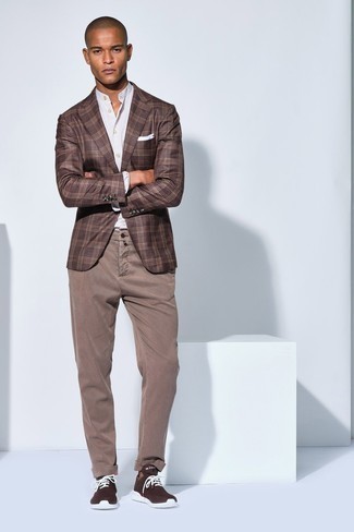 С чем носить коричневый пиджак в шотландскую клетку в 30 лет мужчине в стиле кэжуал: Комбо из коричневого пиджака в шотландскую клетку и светло-коричневых брюк чинос поможет выразить твой индивидуальный стиль и выгодно выделиться из серой массы. Закончив образ темно-коричневыми кроссовками, ты привнесешь в него свежие нотки.