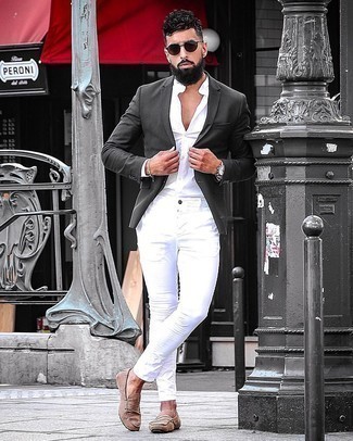 Как носить белые брюки чинос с темно-серым пиджаком: Темно-серый пиджак в паре с белыми брюками чинос позволит подчеркнуть твой оригинальный личный стиль и выделиться из серой массы. Ты можешь легко приспособить такой лук к повседневным нуждам, завершив его светло-коричневыми замшевыми мокасинами.